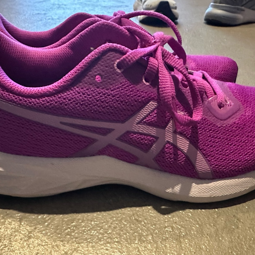 Asics Pink and White Athletic Shoes with Breathable Mesh and Cushioned Midsole